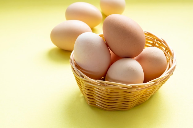 Panier en osier avec oeufs de poules élevées en liberté