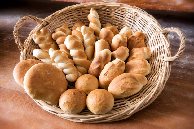 Panier en osier rempli de pain fraîchement cuit