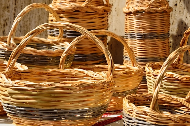 Panier en osier sur le sol