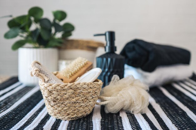 Panier en osier avec spa accessoires de salle de bain distributeur de savon serviette bougie brosse