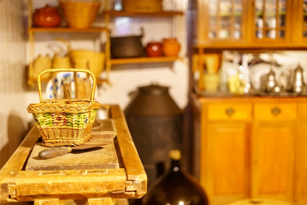 Panier en osier et ustensiles très anciens en cuisine en bois et look vintage.