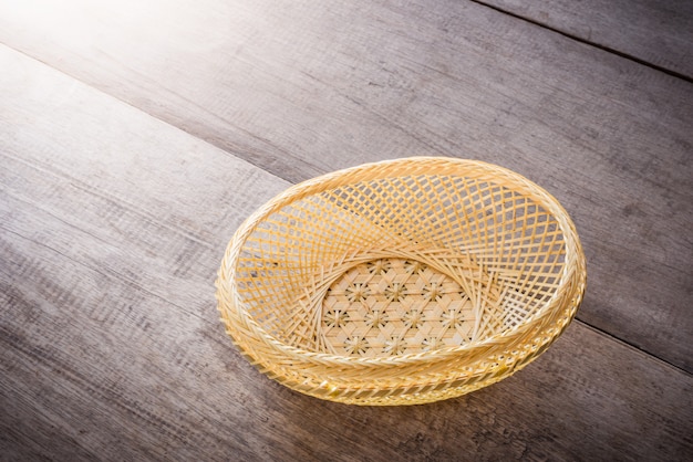 Panier en osier vide sur bois