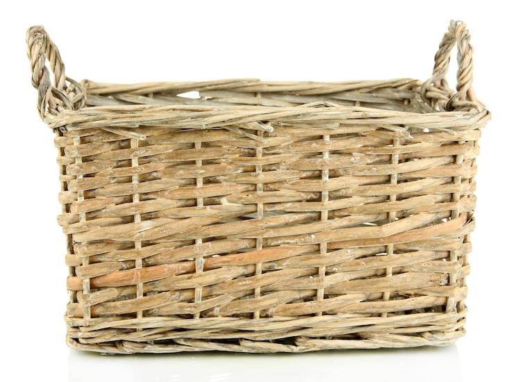 Photo panier en osier vide isolé sur blanc