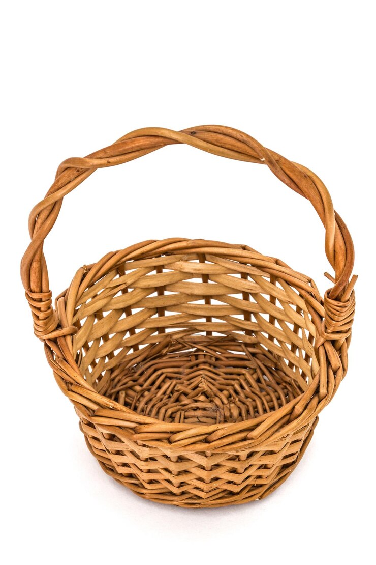 Photo panier en osier vide isolé sur fond blanc