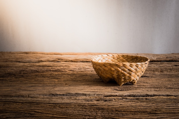 Panier en osier vide sur une table en bois