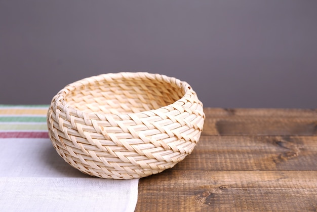 Panier en osier vide sur table en bois