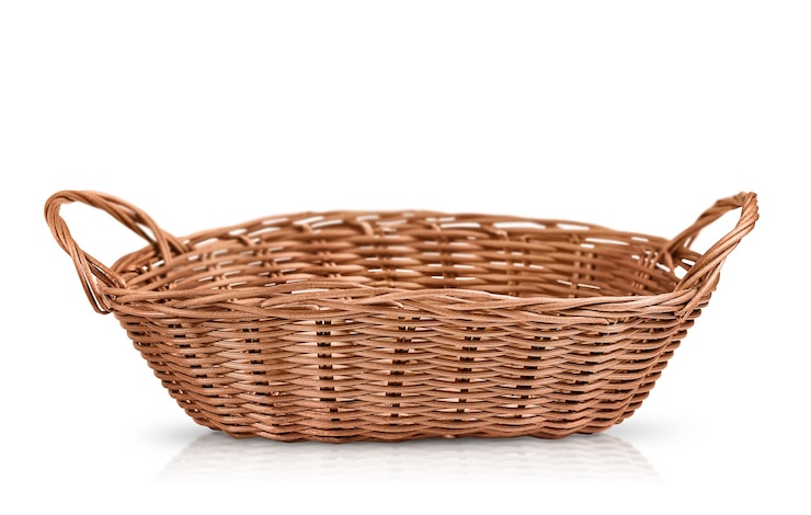 Photo panier ovale en osier mis en évidence sur un fond blanc