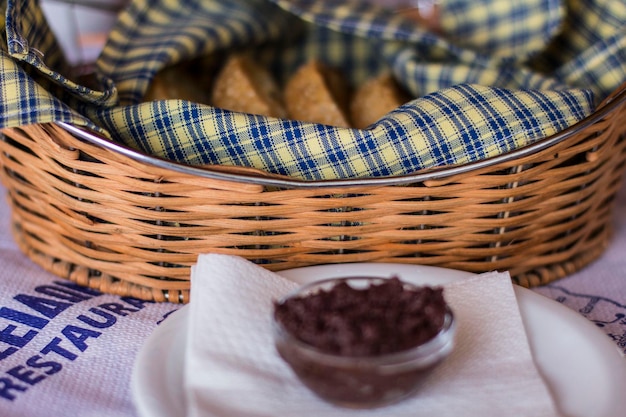 Panier avec pain de seigle gros plan