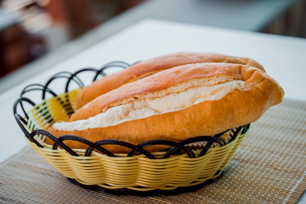 Panier de pain sur la table. Boulangerie.