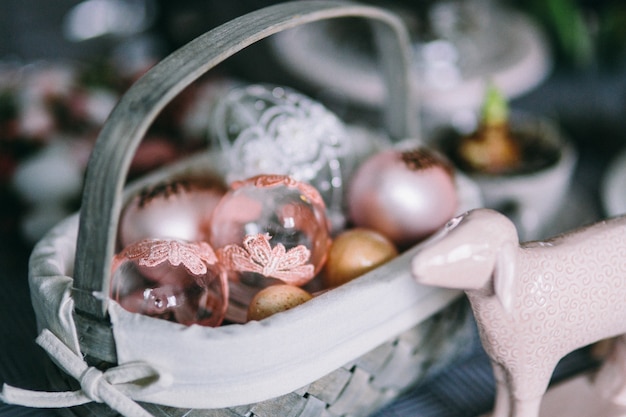 Photo panier de pâques avec un agneau et des boules