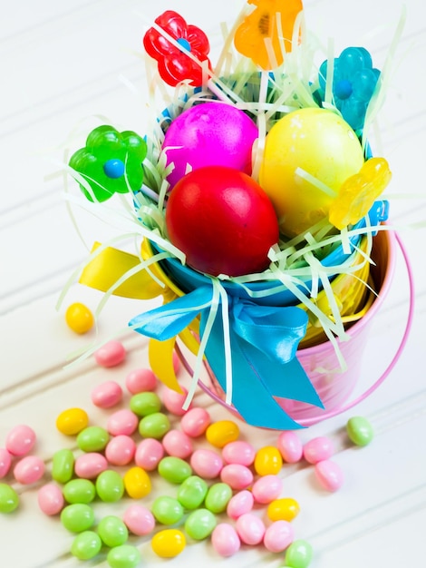 Panier de Pâques avec des oeufs colorés dans l'herbe.