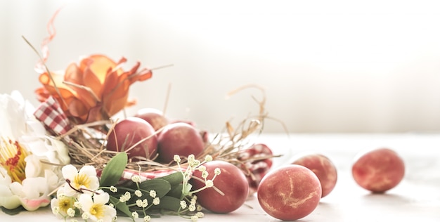 Panier de Pâques et oeufs avec fleurs