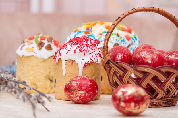 Panier de Pâques avec des oeufs peints