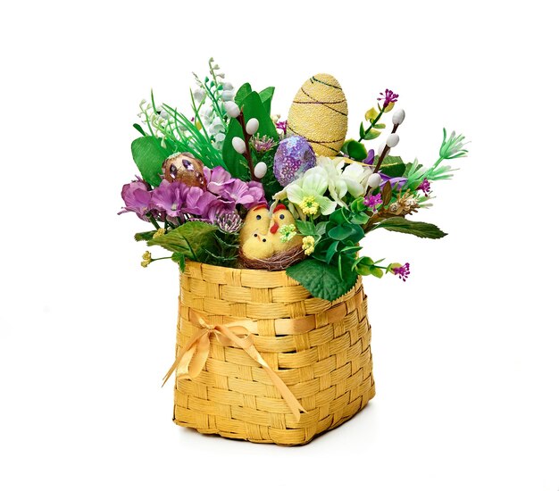 Panier de Pâques à partir d'un arrangement de fleurs sur fond blanc