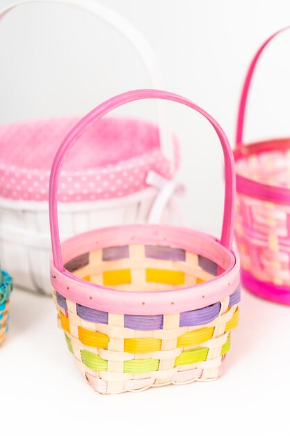 Panier de Pâques vide sur fond blanc.