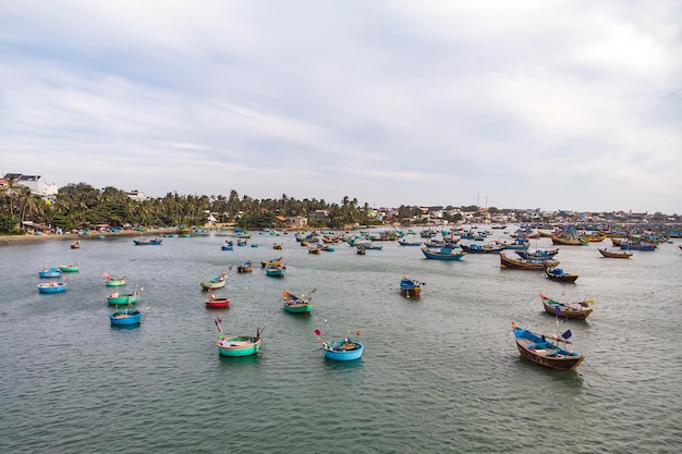 Panier de pêche pêcheur bateaux sur le village de pêcheurs vietnamiens bateau de pêche traditionnel coloré amarré Mui Ne Vietnam