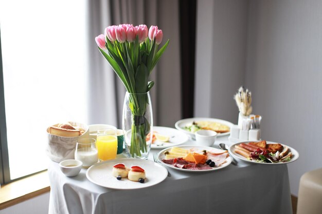 Panier petit-déjeuner avec service de chambre tulipes