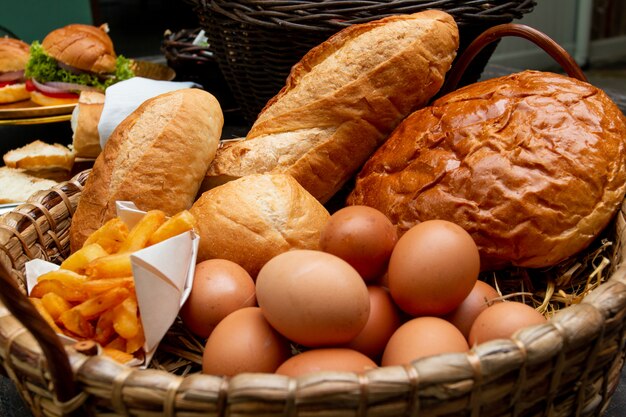 panier de petit déjeuner sur la table en bois.