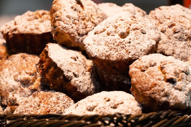 Un panier avec des petits gâteaux aux raisins dans la boulangerie