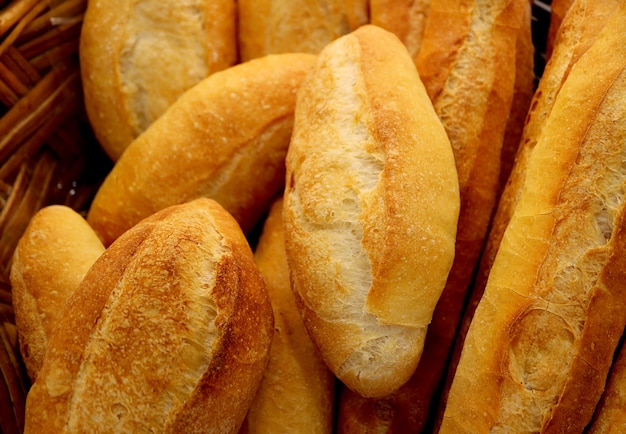 Panier de petits pains baguettes fraîchement cuits