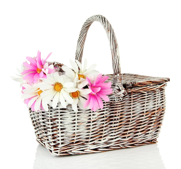 Panier pique-nique avec des fleurs, isolé sur blanc