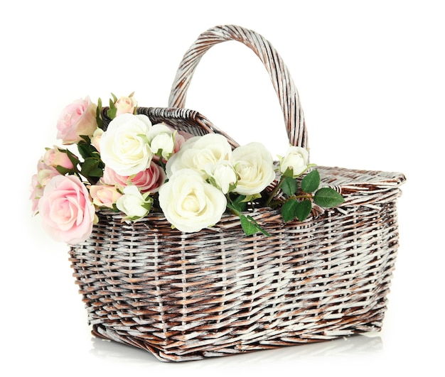 Panier pique-nique avec des fleurs, isolé sur blanc