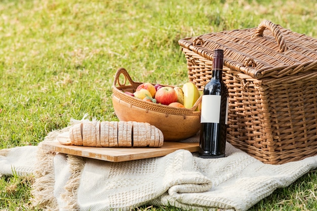 Un panier de pique-nique sur l'herbe