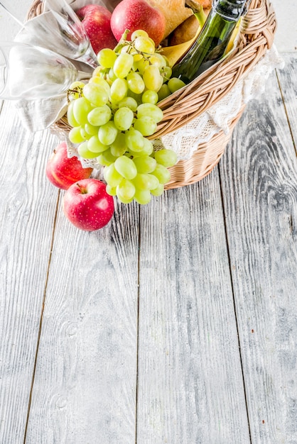 Panier pique-nique avec pain aux fruits et vin