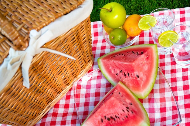 Panier pique-nique avec pastèque et fruits