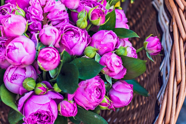 Panier avec pivoines Beau panier avec fleur cadeau sur le marché aux fleurs Pivoines fleurs close up