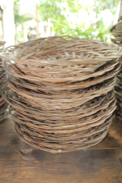 Un panier avec une plante dedans