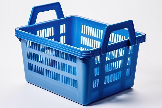 Un panier en plastique bleu sur fond blanc