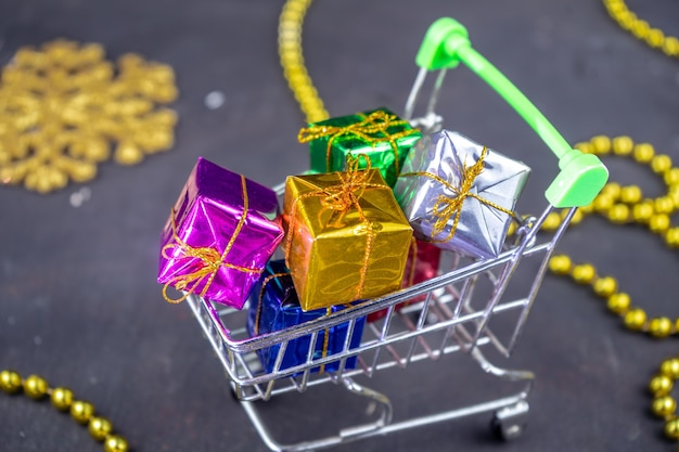 Panier plein de boîtes de cadeaux minimes. Cadeaux pour Noël ou nouvel an avec décoration de vacances.