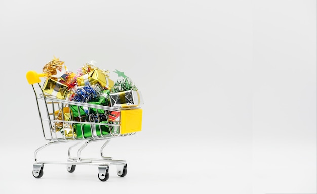 Panier plein de cadeaux colorés sur fond blanc. Concept de magasinage de vacances.