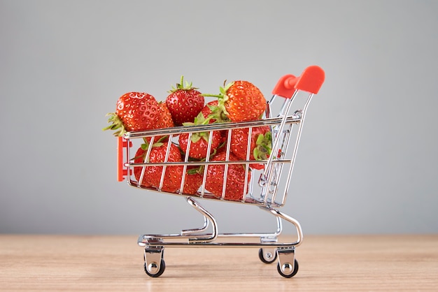 Panier plein de fraises fraîches