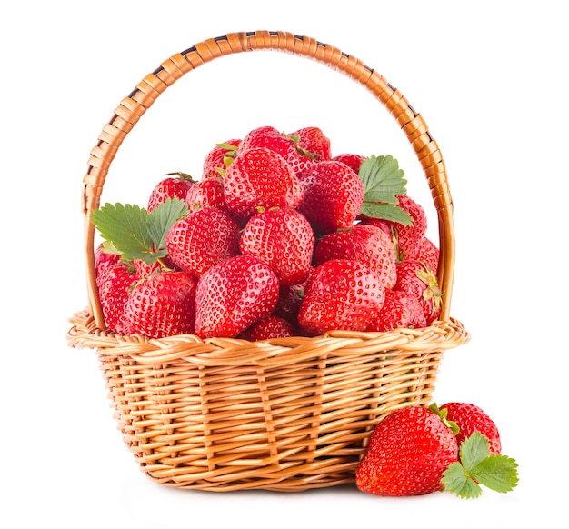 Panier plein de fraises isolé sur fond blanc