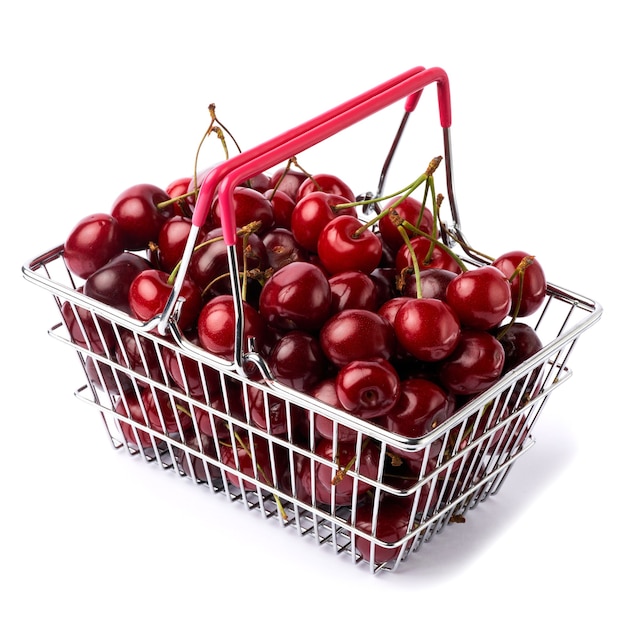 Panier plein de fruits cerises sucrées isolated on white