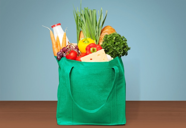 Panier plein, isolé sur fond