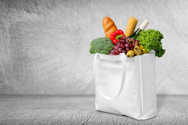 Panier plein, isolé sur fond