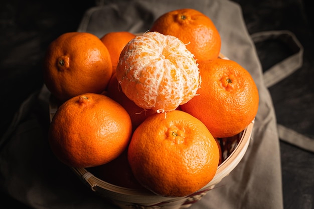 Panier plein de mandarines juteuses et sucrées fraîchement récoltées