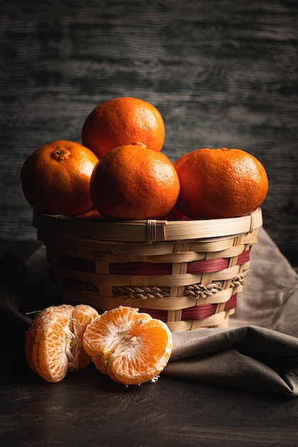 Panier plein de mandarines juteuses et sucrées fraîchement récoltées