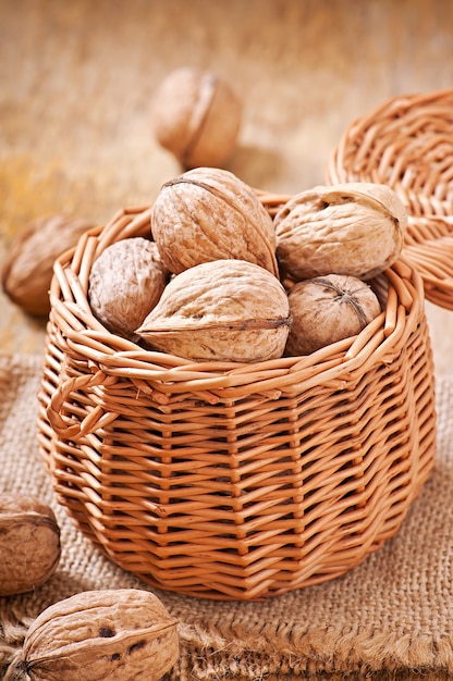 Panier plein de noix