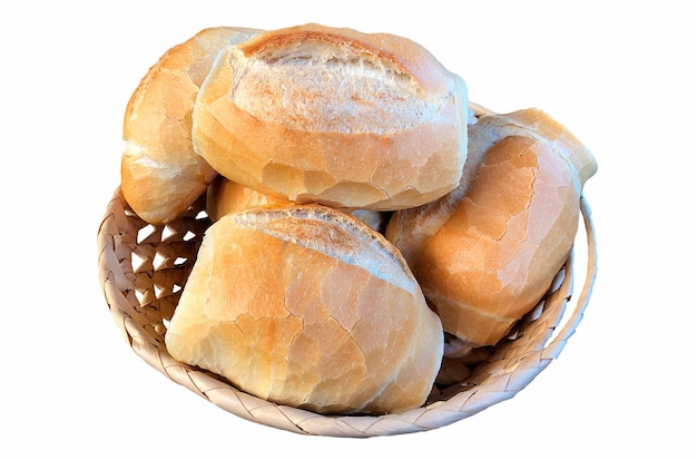 Panier plein de pain sur fond blanc.