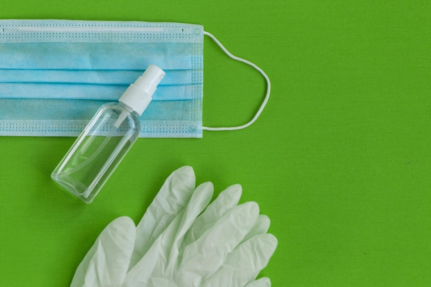 Panier plein de pilules et de fournitures médicales sur fond gris clair