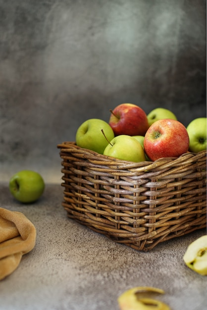 Panier de pommes près de pommes