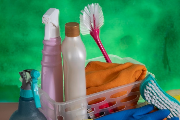 Photo panier avec produits de nettoyage pour l'hygiène domestique