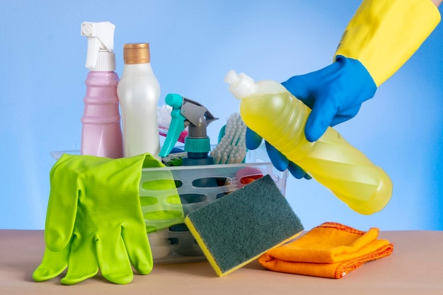 Panier avec produits de nettoyage pour l'hygiène domestique