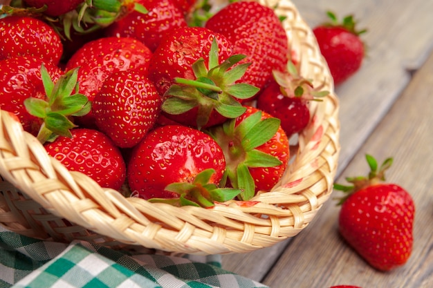 Panier de récolte de fraises sur table en bois se bouchent