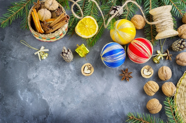 Panier rempli d'attributs de Noël et de boîtes de cadeau dans l'obscurité. Composition de noël