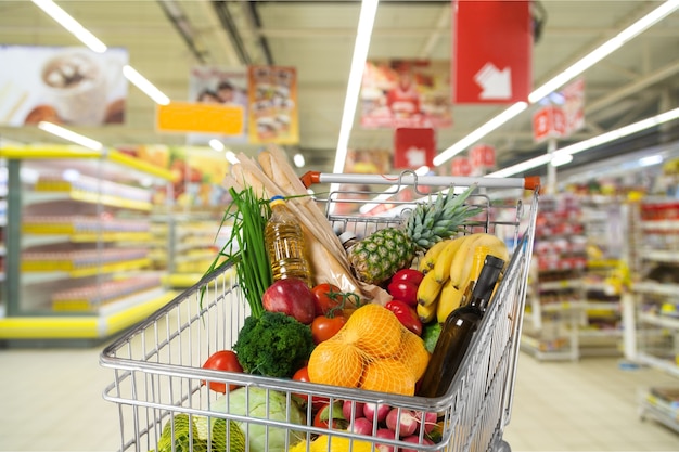 Panier rempli de divers produits d'épicerie en magasin